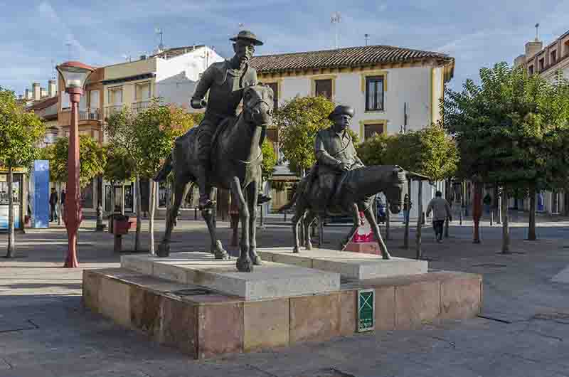 Ciudad Real - Álcazar de San Juan 04 - monumento al Quijote.jpg